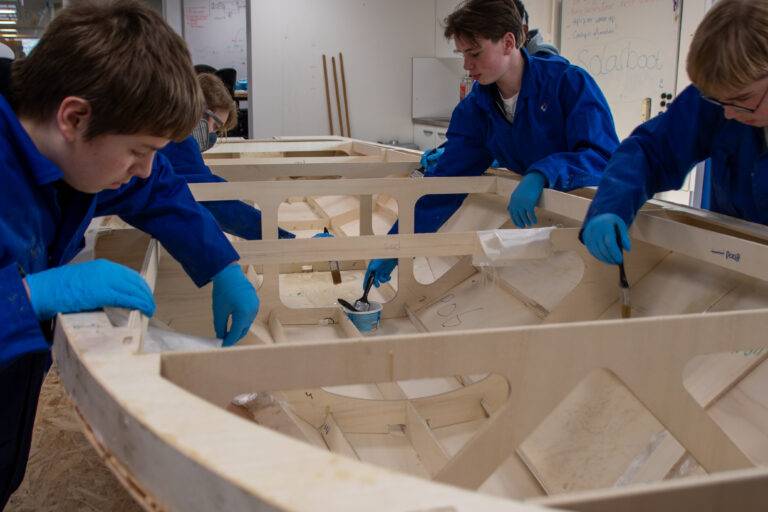 Jongeren Scholen aan Zee werken aan Solarboat
