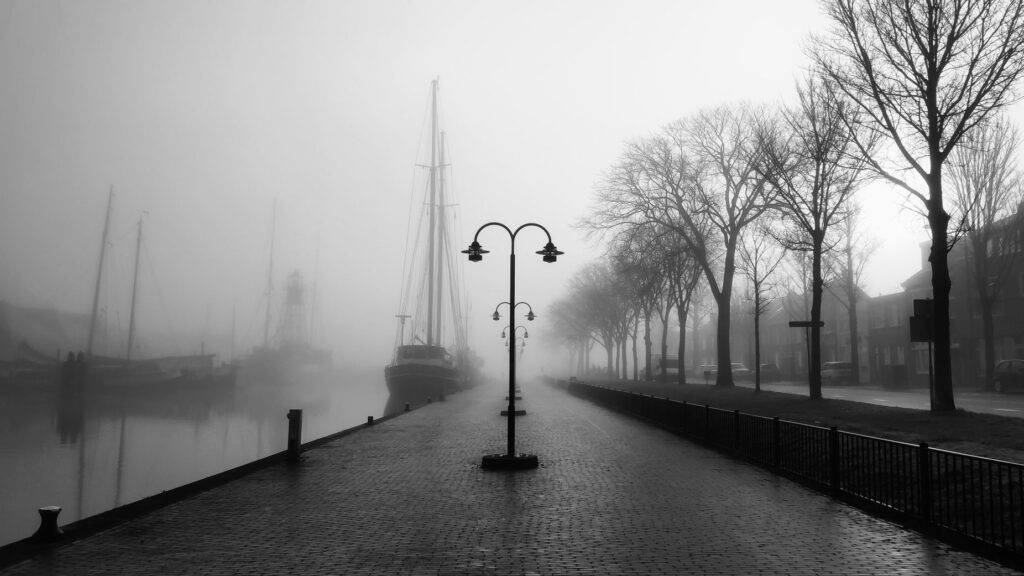 Mooiste Helderse Plaatjes met de Flaneerkade in de mist met straatlamp