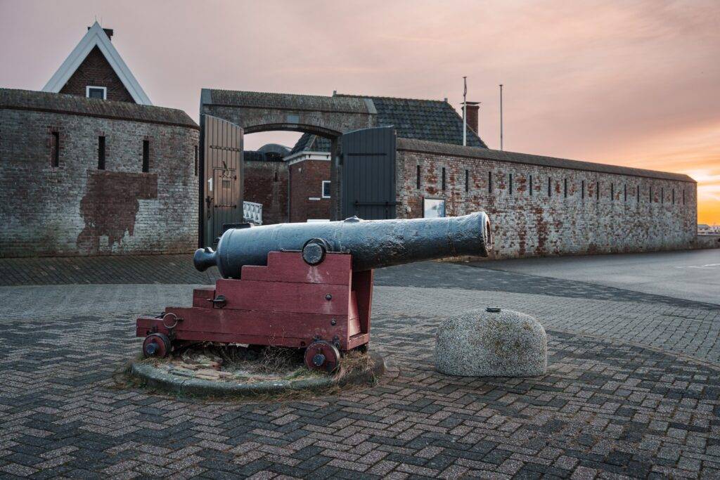 Mooiste Plaatjes met kanon voor de ingang van Fort Kijkduin
