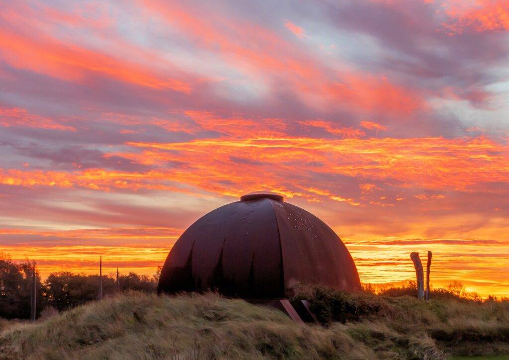 Mooiste Helderse Plaatjes met de Nollen met zonsondergang en kunstwerk van Rudi van de Wind