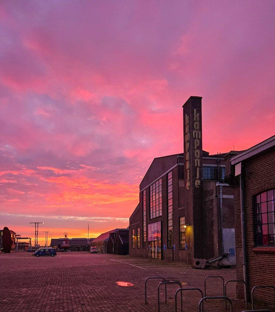 Mooiste Helderse Plaatjes met foto van theater de kampanje met zonsondergang