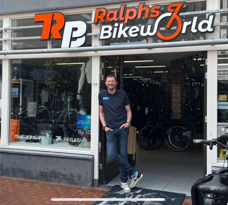 Ralph Artz in front of the shop