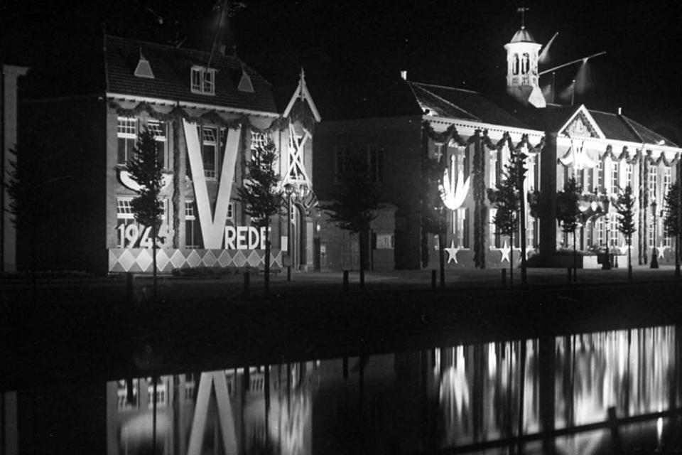 Voor 5 mei is het raadshuis in Den Helder versierd