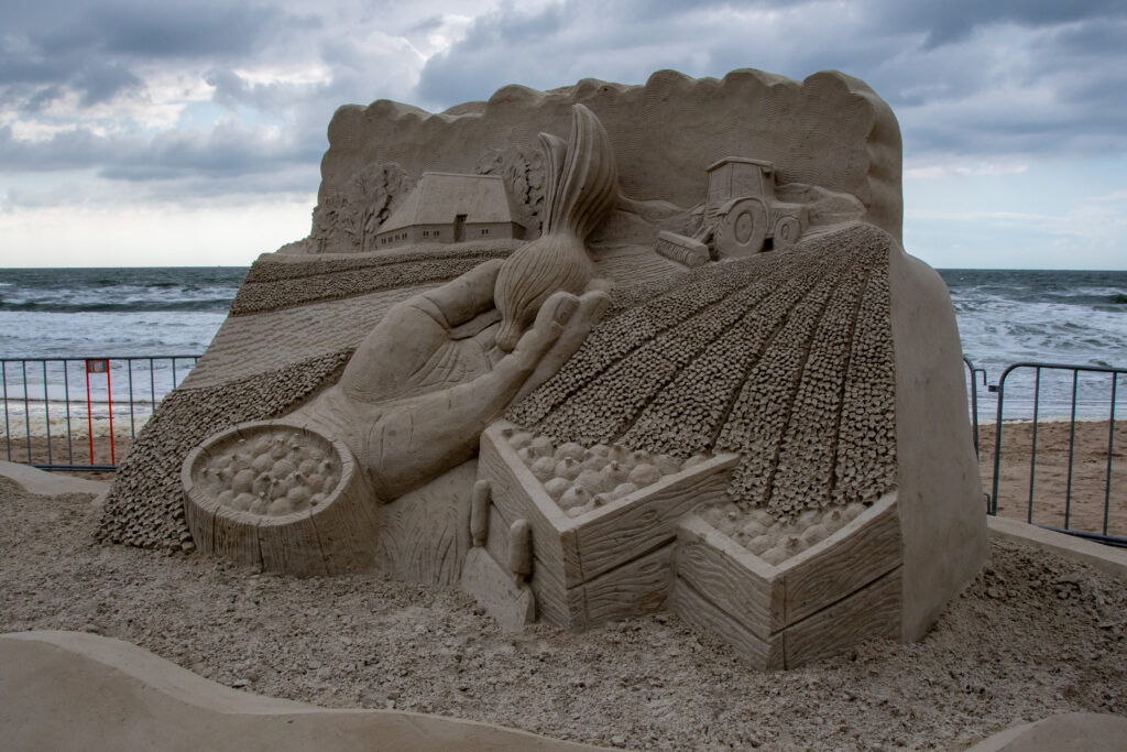 Zandsculptuur bollenvelden