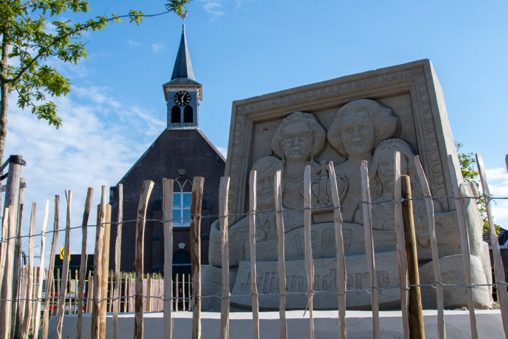 Zandsculptuur koningshuis Loopuytpark Julianadorp