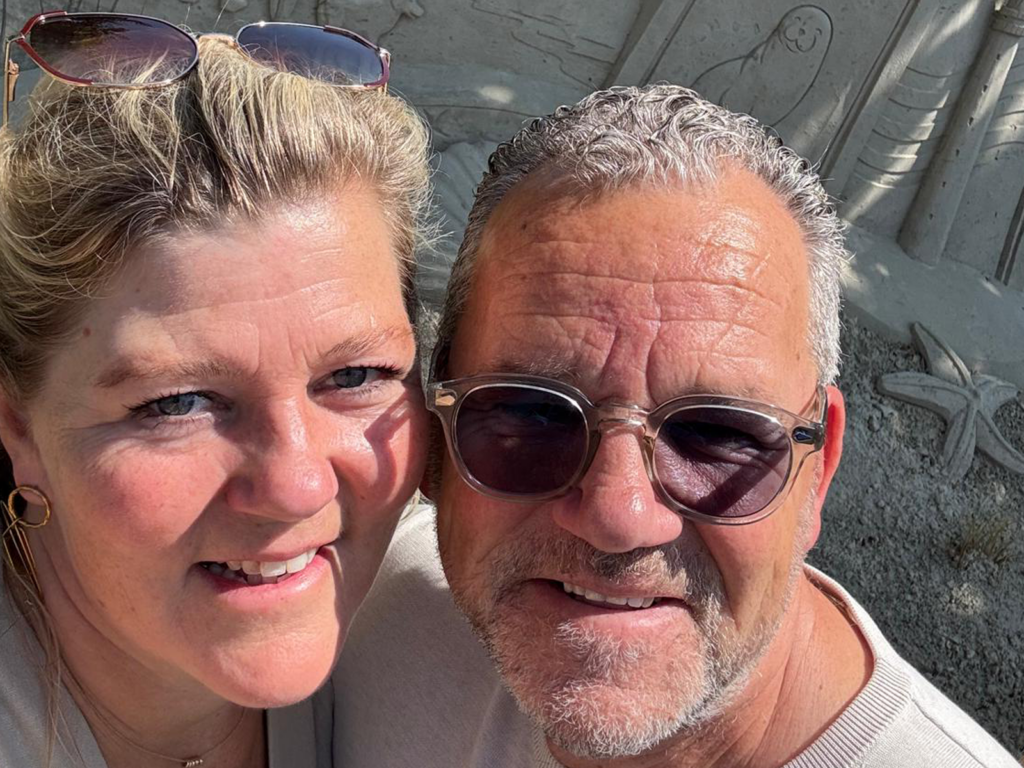 Kirsti en Peter samen op de foto bij een Zandsculptuur