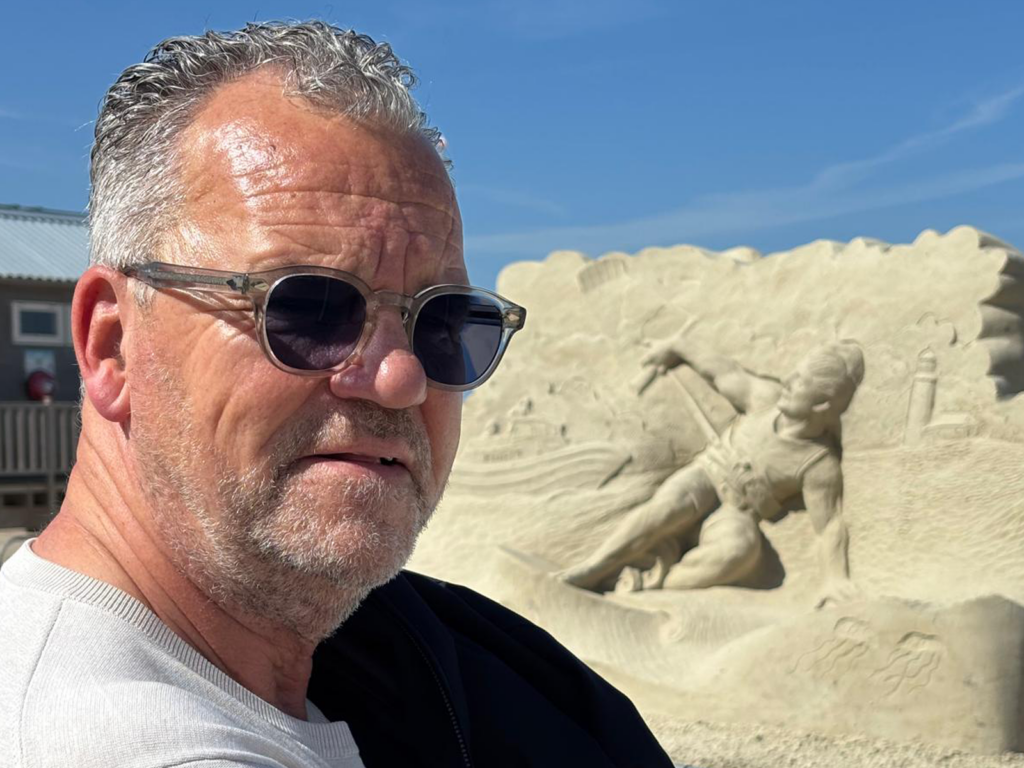 Peter Dunselman kijk bij het zandsculptuur