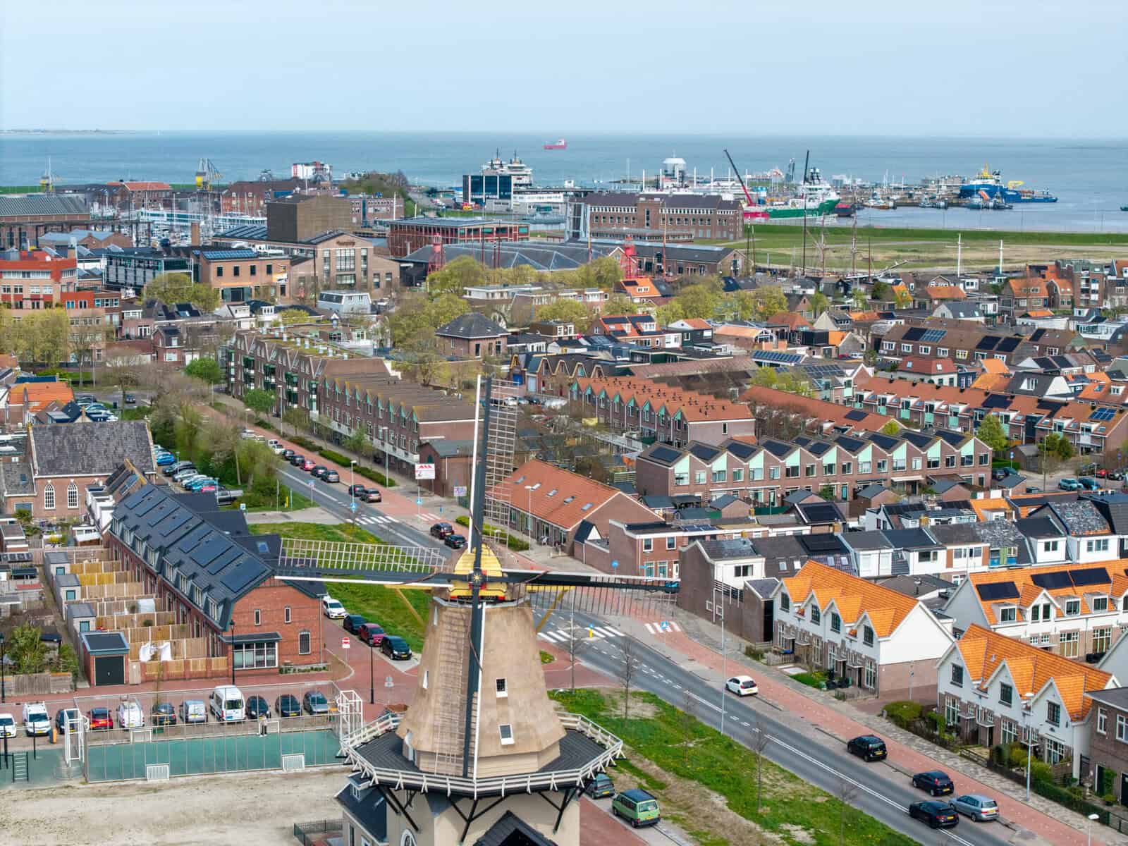 Luchtfoto van molen de goede verwachting met in de achtergrond Willemsoord waar hij vroeger hout voor zaagde