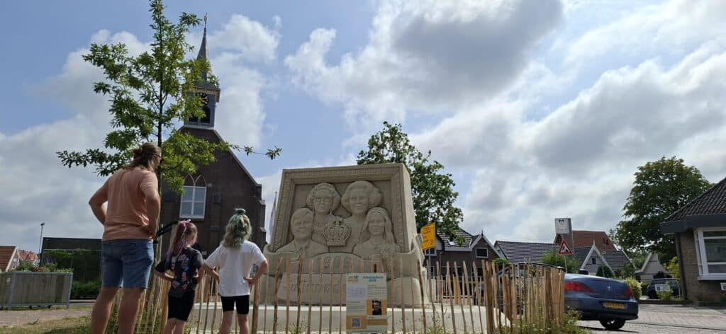 Zandsculpturen op het loopuytpark in het oude dorp