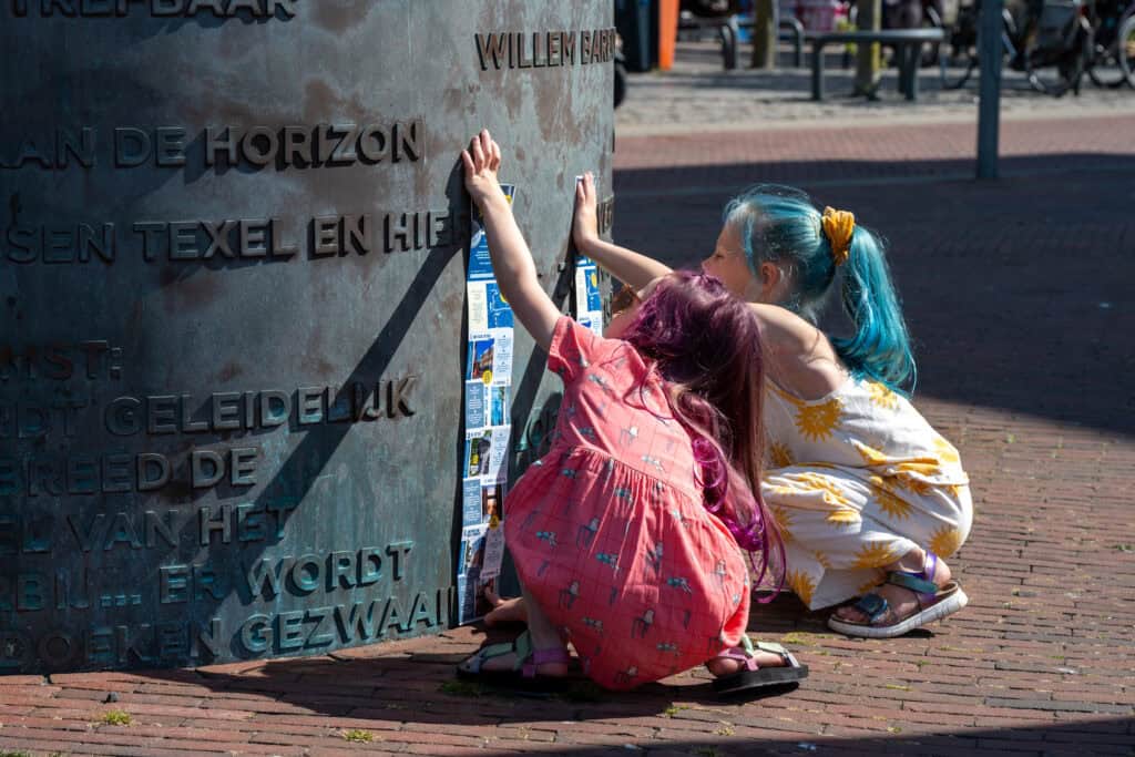 Maartje en Linde meten de dubbele bolder op