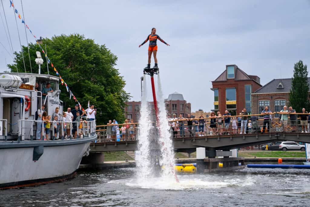 Flyboarder tijdens de jutterhavendagen