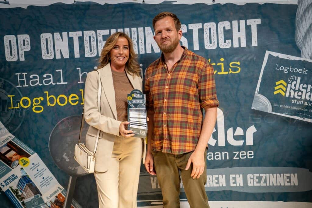 Stephan Wegman überreicht die ersten Exemplare an Jessica Westerveld, Direktorin der Dr. Jac P. Thijsseschool.