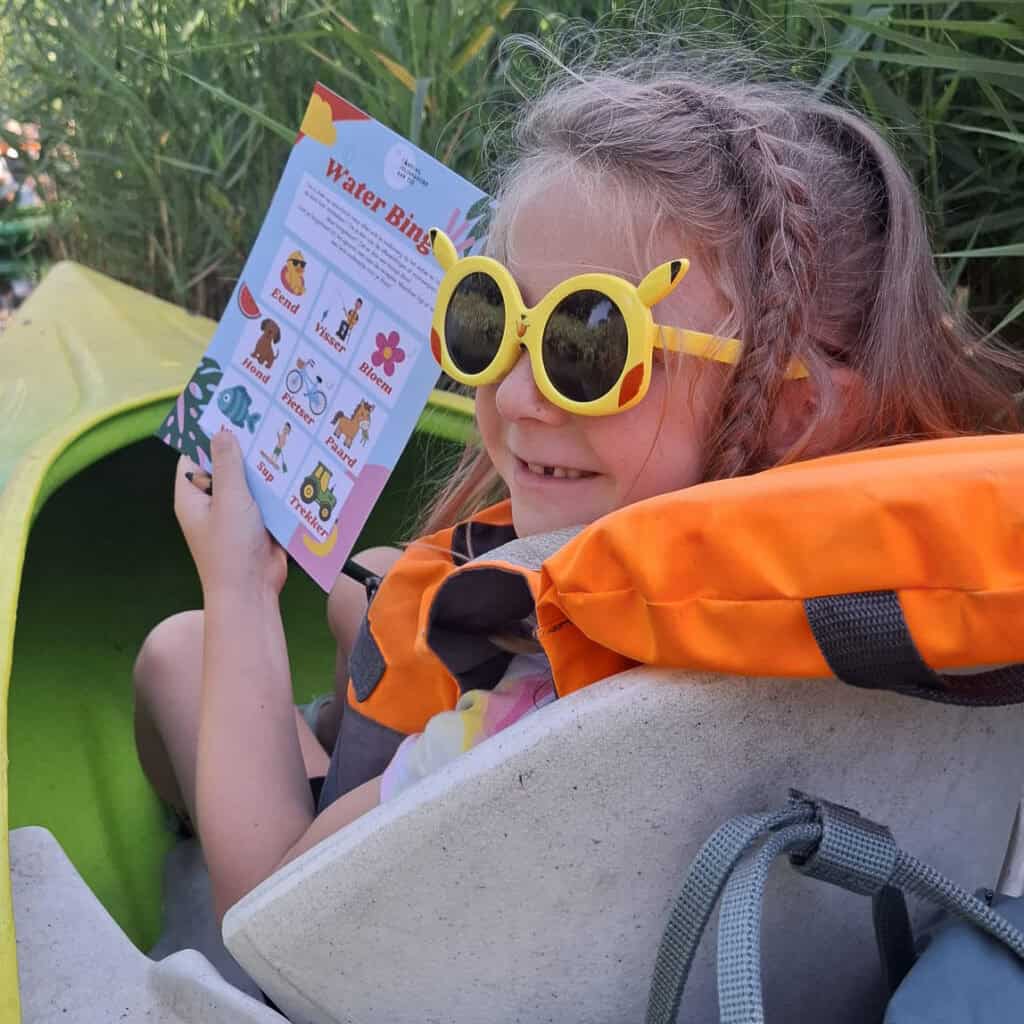Maartje met de bingokaart in de kano