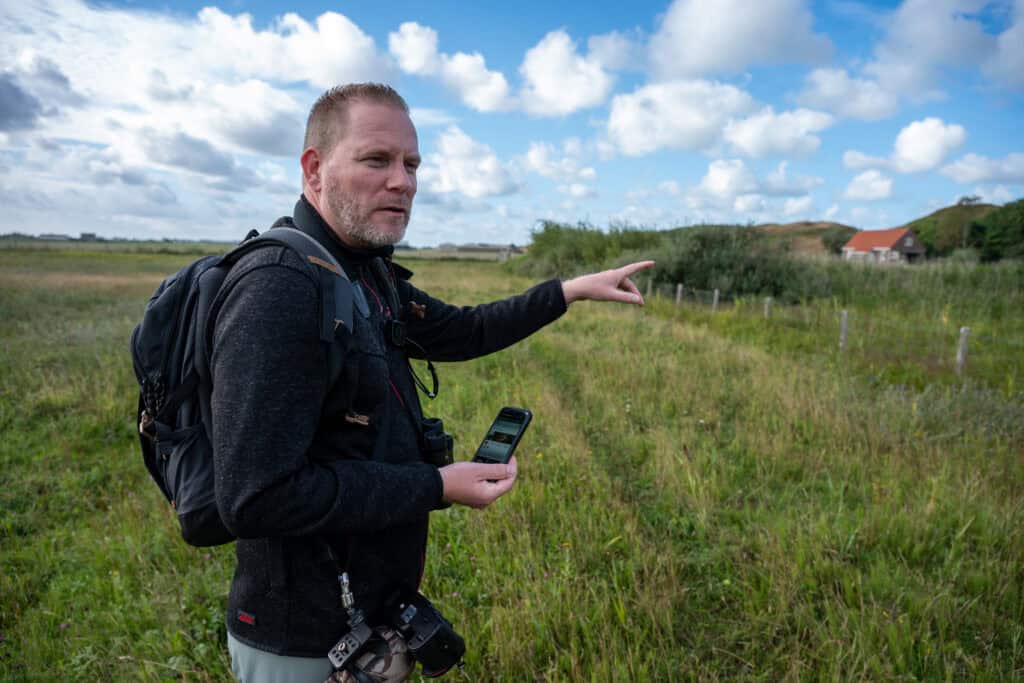 Walter laat het geluid van een Cetti zanger horen in Mariendal