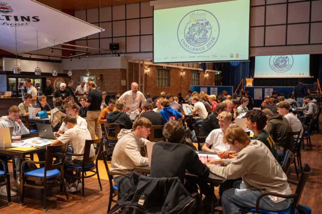 studenten werken aan opdracht tijdens de offshore experience challenge