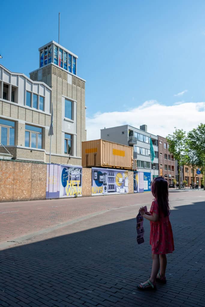Maartje en Linde kijken naar het kunstwerk